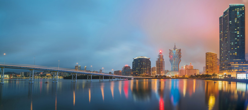 澳门城市建筑天际线和滨海夜景