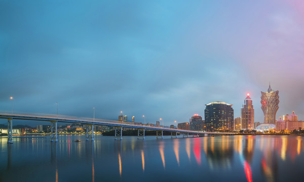 澳门城市建筑天际线和滨海夜景