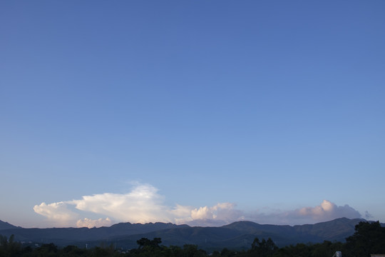 山与天空