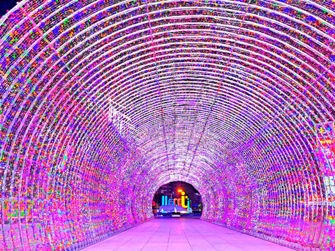 装饰彩灯的隧道