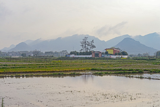 远山云雾