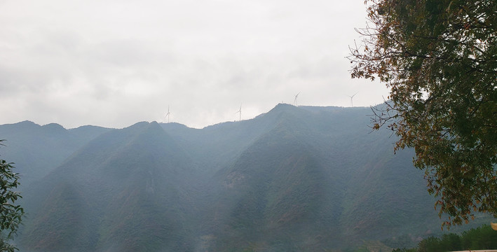 村外的大山