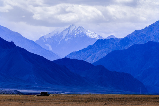 青藏高原蓝色的远山和雪山
