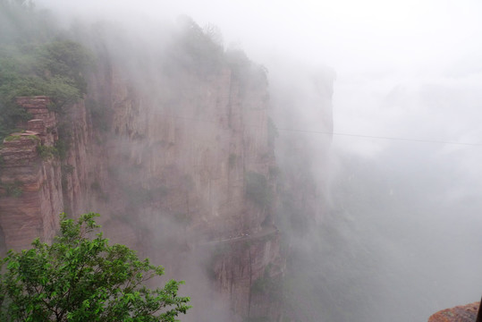 雨中太行山