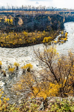 秋季河谷河流