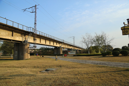 跨河铁路桥