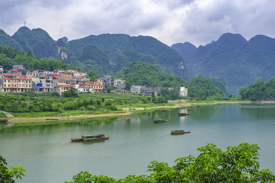 湖泊乡村风景