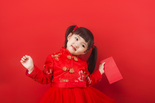 女孩开心拿着红包迎接春节