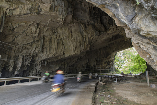 穿过溶洞的公路