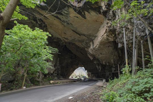 穿过溶洞的公路