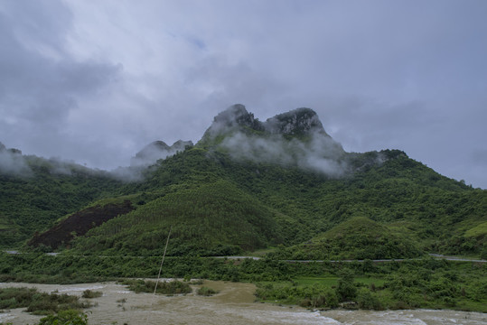 青山烟雨云雾缭绕