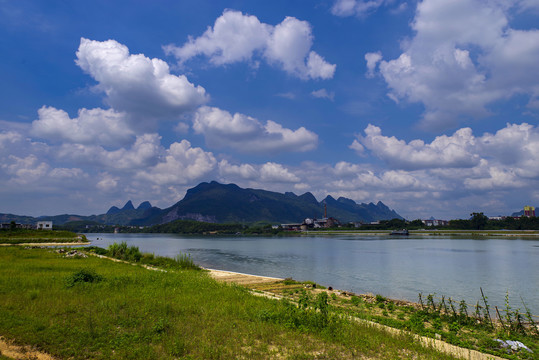 江河山峦天空白云