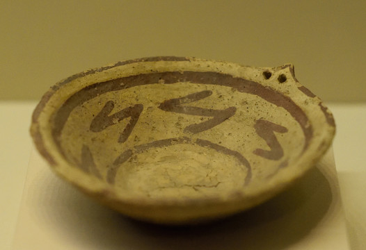 折线形彩陶碗