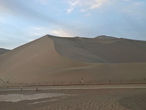 甘肃鸣沙山月牙泉