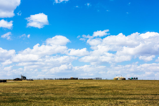 春季草原蒙古包牧场