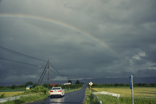 乡村道路的雨后彩虹