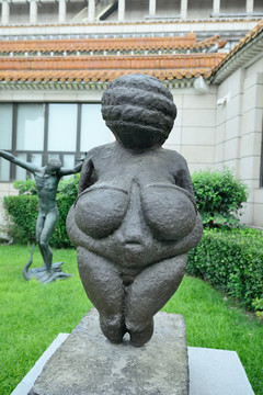 胖女人雕塑