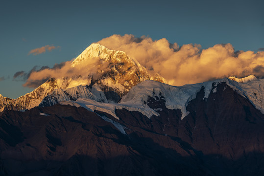 贡嘎神山