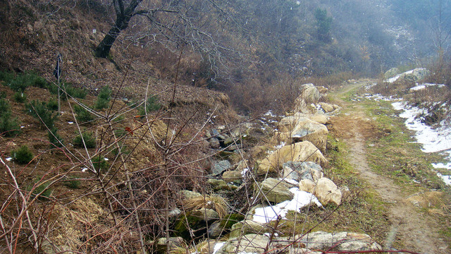 冬季的山路和溪流