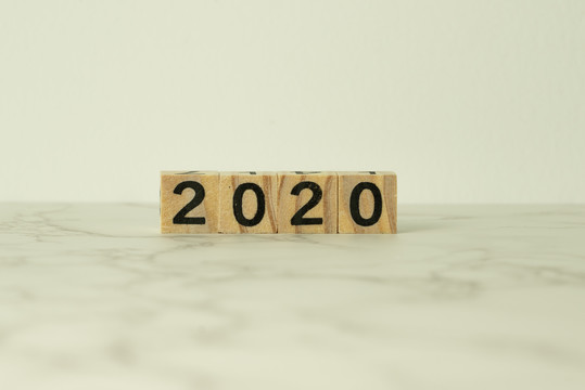 大理石地板上的2020数字木块