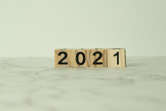 大理石地板上的2021数字木块