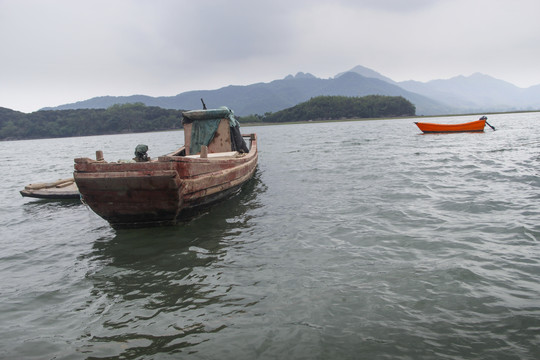 烟波浩渺渔船