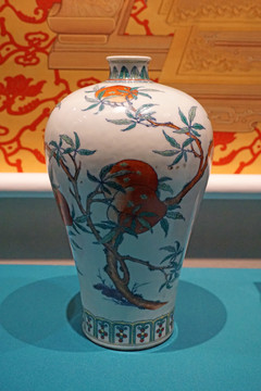 斗彩仙桃纹瓷梅瓶