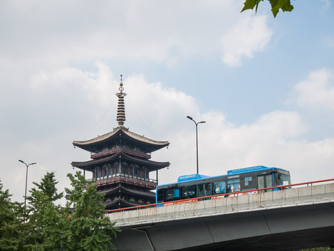 古代楼阁现代高架和电动汽车