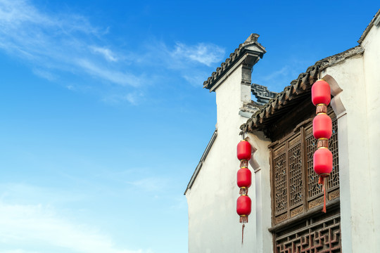 中国元素马头墙建筑与红灯笼