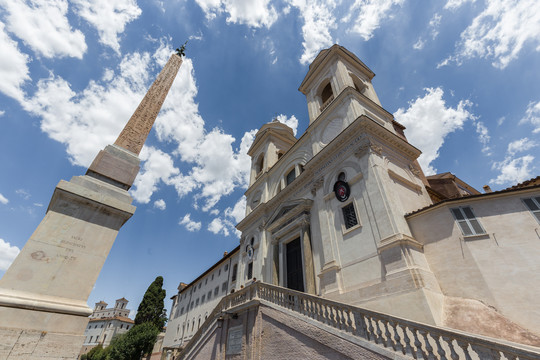 罗马圣三一教堂和方尖碑