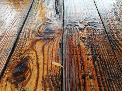 湿漉漉的老旧木板纹理