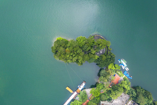 鸟瞰湖泊岛屿码头