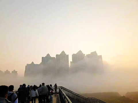 晨雾营造的海市蜃楼之景