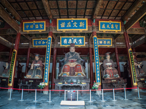杭州孔庙大成殿孔子像