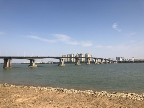 跨河大桥