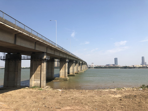 跨河大桥