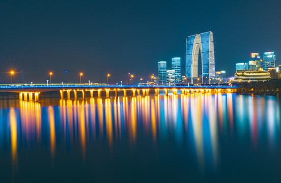 苏州金鸡湖东方之门夜景