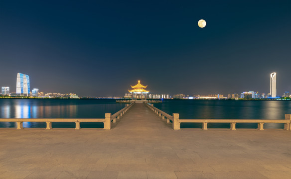 苏州金鸡湖湖心亭夜景