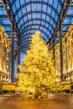 英国伦敦海斯商场金色的圣诞树