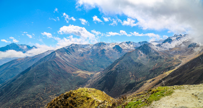 远山雪山