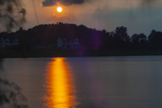 湖畔日落