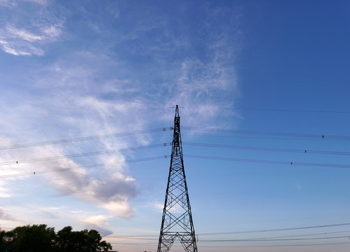 蔚蓝天空的薄云和高压线路铁塔
