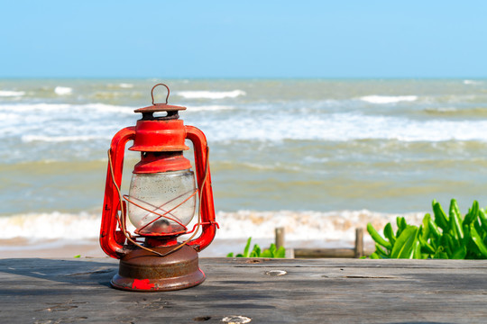 海边的木板上的红马灯笼
