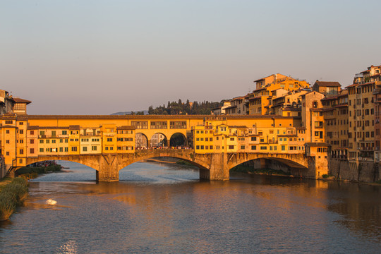 佛罗伦萨阿诺河及老桥黄昏风景
