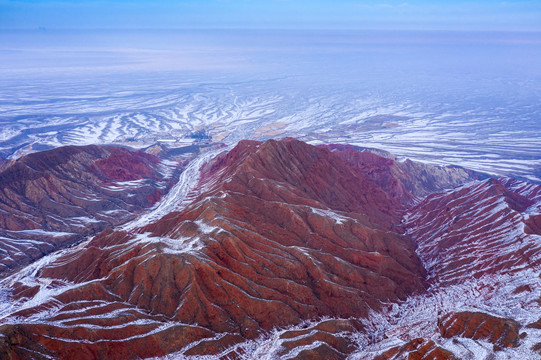红色山脉残雪