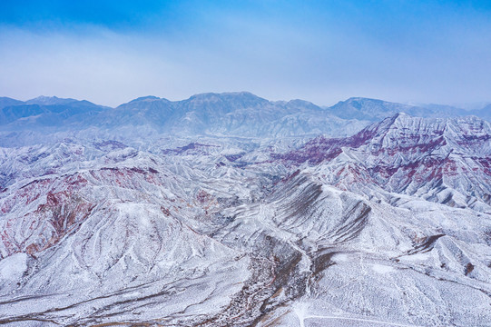 祁连山山坳残雪