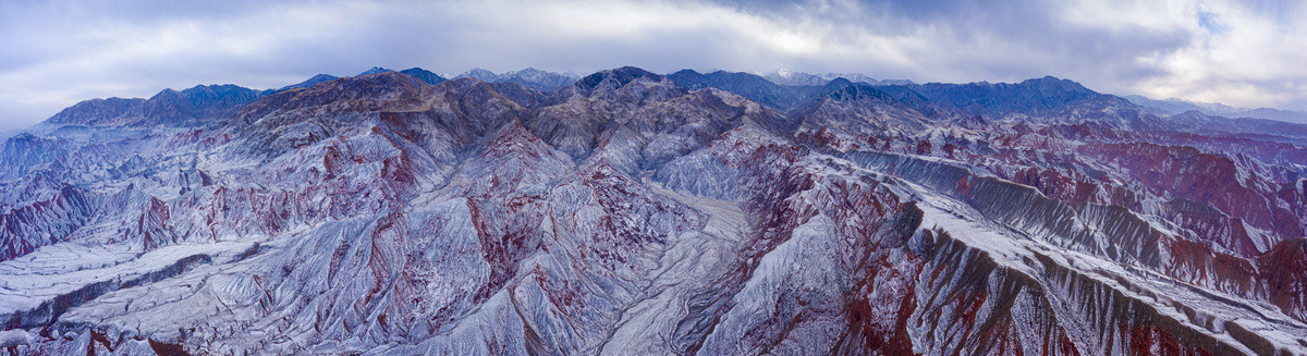 祁连山峰全景