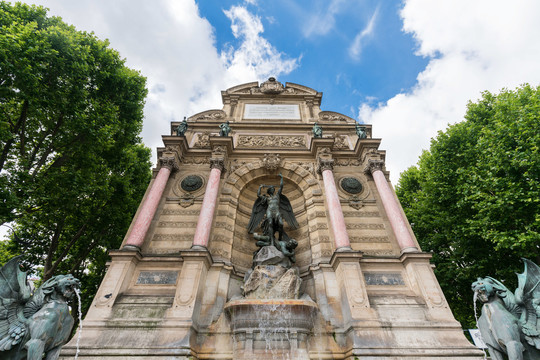 巴黎圣米歇尔广场雕像和喷泉
