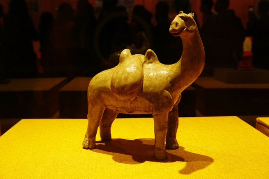 青釉骆驼瓷俑