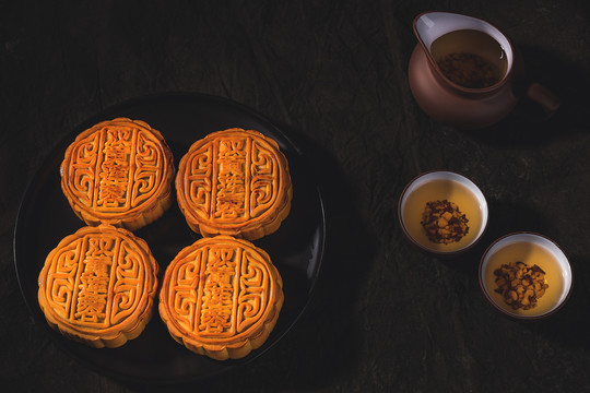 中秋节传统美食蛋黄莲蓉月饼
